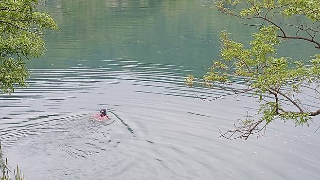 구조대가 잠수 장비를 이용해 인양 작업을 벌이고 있다.   경북도소방본부 제공