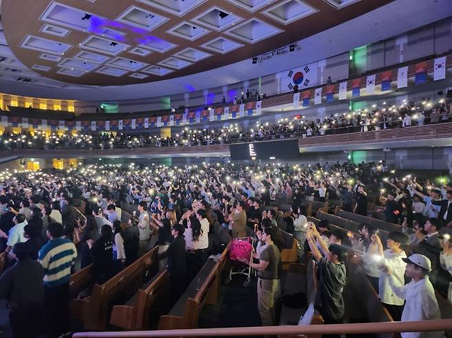 크리스천 문화페스티벌 ‘레디컬’ 참가자들이 6일 서울 서초구 사랑의교회 본당에서 핸드폰 불빛을 흔들며 찬양하고 있다.