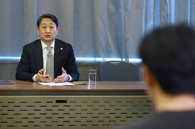 안덕근 산업통상자원부 장관이 6일(현지시간) 체코 프라하에서 기자간담회를 열고 발언하고 있다. 산업통상자원부 제공, 연합뉴스