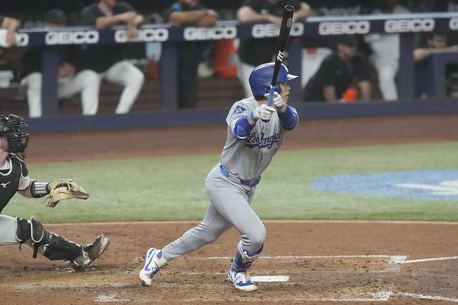 LA 다저스의 김혜성이 7일(한국시간) 미국 플로리다주 마이애미의 론디포파크에서 열린 마이애미 말린스와의 2025 미국 메이저리그(MLB) 경기에서 안타를 때려내고 있다. AP연합뉴스