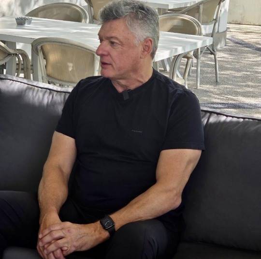 외국인 선수 트라이아웃이 열리는 튀르키예에 도착한 헤난 대한항공 감독. 사진[연합뉴스]