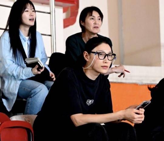 흥국생명 어드바이저로 외국인 선수 트라이아웃을 참관 중인 김연경(앞쪽)