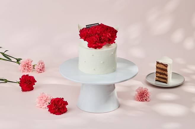 블랑제리 더 플라자 카네이션 케이크 / 사진=더 플라자