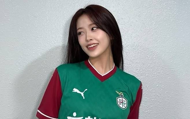 걸그룹 ‘아이브’ 멤버 안유진의 시축이 온라인상에서 화제다. [사진출처 = 안유진 인스타그램]