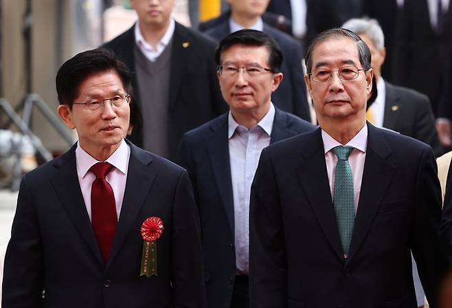 김문수 국민의힘 대선 후보(왼쪽)와 한덕수 무소속 대선 예비후보가 지난 5일 서울 종로구 조계사에서 봉축법요식에 입장하고 있다. [사진 출처 = 연합뉴스]