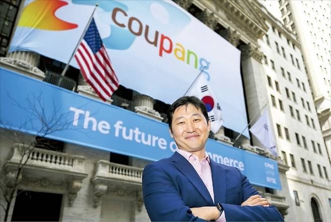 김범석 쿠팡InC 대표가 2021년 NYSE 상장 후 기념촬영 한 모습. [사진 = 쿠팡 제공]