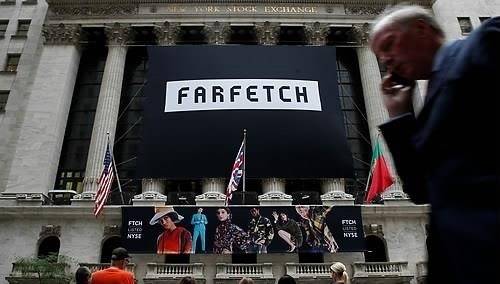 뉴욕증권거래소 상장 당시 건물 외관에 부착된 파페치 로고. [사진=연합뉴스]