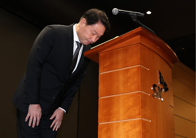 최태원 SK그룹 회장이 7일 서울 중구 을지로 SK텔레콤 본사 사옥에서 열린 가입자식별장치(USIM) 정보 유출 관련 일일 브리핑에 참석해 대국민 사과를 하고 있다. [사진 = 연합뉴스]