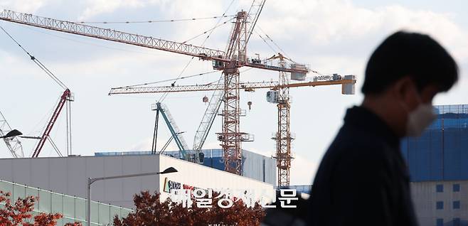 한 시민이 서울의 한 재건축 공사장 앞을 지나고 있다. [이승환 기자]