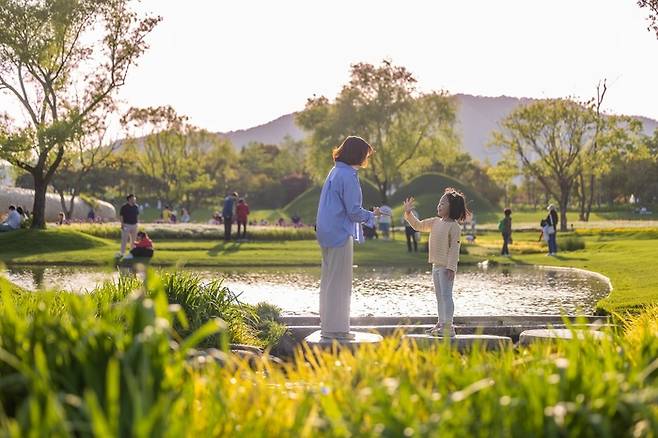 지난 3일부터 6일까지 이어진 어린이날 연휴 기간, 순천만국가정원과 순천만습지, 드라마촬영장, 낙안읍성 등 주요 관광지에 36만 명이 넘는 방문객이 다녀간 것으로 집계됐다. 순천만국가정원 노을정원에서 가위바위보를 하고 있는 관람객. 순천시 제공.