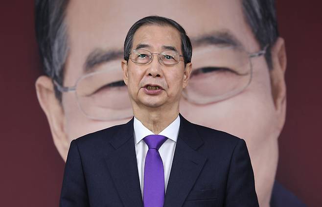 무소속 한덕수 대통령선거 예비후보가 7일 서울 영등포구 선거캠프 사무실에서 열린 기자회견에서 대선 단일화와 관련해 발언하고 있다. [사진 출처 = 연합뉴스]