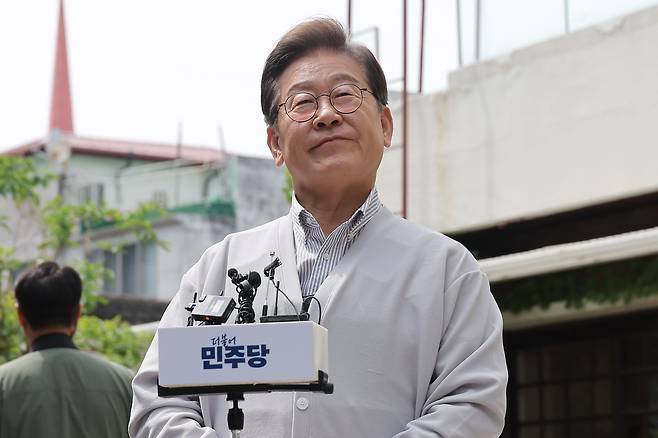 이재명 더불어민주당 대선 후보가 ‘골목골목 경청투어:국토종주편’에 나선 7일 전북 전주시 완산구의 한 카페에서 ‘K-콘텐츠’ 산업 진흥 간담회를 마친 뒤 취재진의 질문을 듣고 있다. [사진 = 연합뉴스]