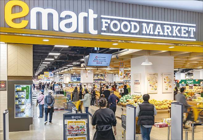 두 대형마트는 나란히 서울 강동구에 ‘식료품 특화 마켓’을 공개하며 신선식품 공략에 뛰어들었다. 왼쪽은 이마트 푸드마켓 고덕점. 오른쪽은 롯데마트 천호점. (윤관식 기자, 롯데쇼핑 제공)