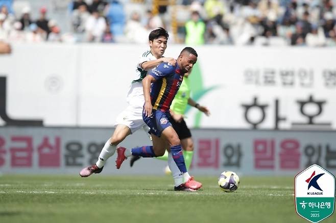 전북 현대 박진섭(사진 왼쪽). 사진=한국프로축구연맹