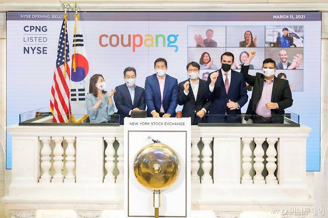 쿠팡 경영진이 11일(현지시간) 뉴욕증권거래소에서 상장기념 ‘오프닝 벨’을 울렸다. 이날 행사에는 고객과 배송직원, 오픈마켓 셀러 등도 온라인으로 함께 했다. 무대 위에는 김현명 쿠팡 IR 팀장, 강한승 쿠팡 대표이사, 김범석 쿠팡 이사회 의장, 박대준 쿠팡 대표이사, 존 터틀 NYSE 부회장, 거라브 아난드 쿠팡 CFO가 서 있다.(사진 왼쪽부터) 2021.03.11