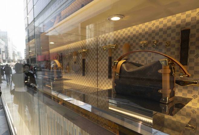 명품 브랜드 루이비통 문양이 새겨진 이른바 '짝퉁' 제품을 판매하려고 한 업자가 1심과 달리 2심에서 혐의를 벗었다/사진=뉴시스