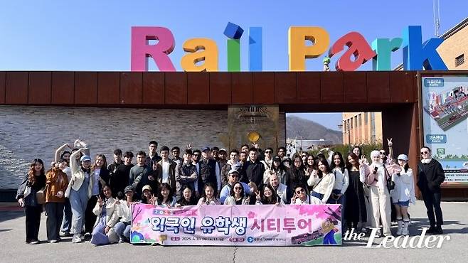 ▲지난 4월 11일 강원 춘천시가 진행한 ‘외국인 유학생 시티투어’에 참여한 강원대학교 학생들/사진=신재은 기자