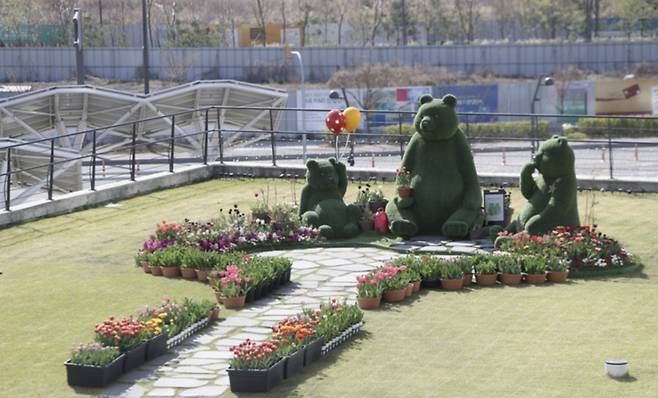 서울식물원 안에 설치된 '곰 세 마리' 조형물/사진=서울식물원 홈페이지