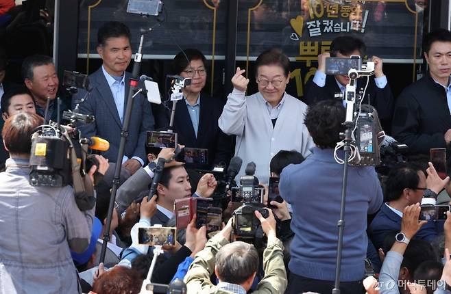 [진안=뉴시스] 조성봉 기자 = 민심을 청취하는 '경청 투어'에 나선 이재명 더불어민주당 대선후보가 7일 전북 진안군 새참거리 인근에서 시민들에게 인사를 하고 있다. .2025.05.07. suncho21@newsis.com /사진=조성봉