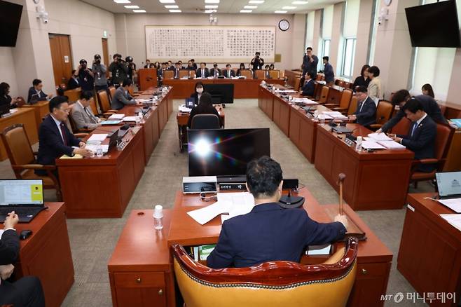 (서울=뉴스1) 이광호 기자 = 7일 오전 서울 여의도 국회에서 열린 법제사법위원회 제1차 법안심사제1소위워회에서 박범계 위원장이 의사봉을 두드리고 있다.  2025.5.7/뉴스1  Copyright (C) 뉴스1. All rights reserved. 무단 전재 및 재배포,  AI학습 이용 금지. /사진=(서울=뉴스1) 이광호 기자