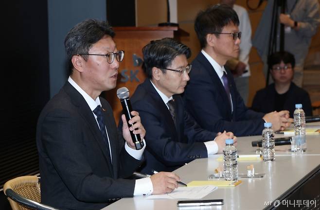 (왼쪽부터) 류정환 SKT 네트워크 인프라 센터장, 임봉호 SKT MNO 사업부장, 김희섭 SKT 커뮤니케이션 센터장이 7일 오전 서울 중구 SK텔레콤 T타워 SUPEX홀에서 SK텔레콤의 해킹 사고와 관련해 취재진 질문에 답하고 있다. /사진=뉴스1