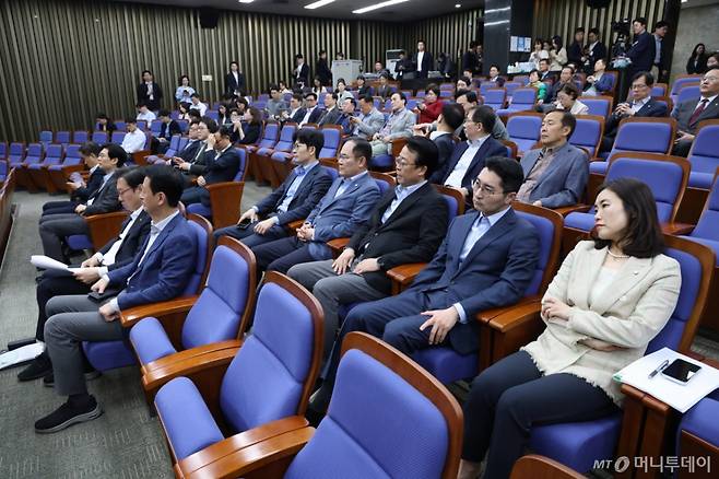 국민의힘 의원들이 6일 오후 서울 여의도 국회에서 열린 의원총회에서 권영세 비상대책위원장의 발언을 듣고 있다.  2025.5.6/뉴스1  Copyright (C) 뉴스1. All rights reserved. 무단 전재 및 재배포,  AI학습 이용 금지.