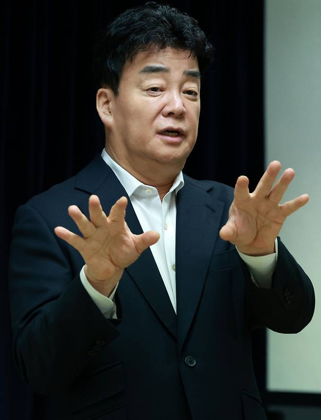 (서울=뉴스1) 김진환 기자 = 백종원 더본코리아 대표가 28일 서울 서초구 스페이스쉐어 강남역센터에서 열린 정기 주주총회에서 발언하고 있다. 2025.3.28/뉴스1  Copyright (C) 뉴스1. All rights reserved. 무단 전재 및 재배포,  AI학습 이용 금지. /사진=(서울=뉴스1) 김진환 기자