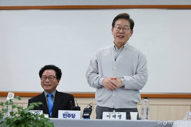 (익산=뉴스1) 안은나 기자 = 이재명 더불어민주당 대통령 후보가 2차 골목골목 경청투어 마지막 날인 7일 오후 전북 익산시 대한노인회 익산지회에서 열린 임원과의 간담회에 참석해 인사말을 하고 있다. 2025.5.7/뉴스1  Copyright (C) 뉴스1. All rights reserved. 무단 전재 및 재배포,  AI학습 이용 금지. /사진=(익산=뉴스1) 안은나 기자