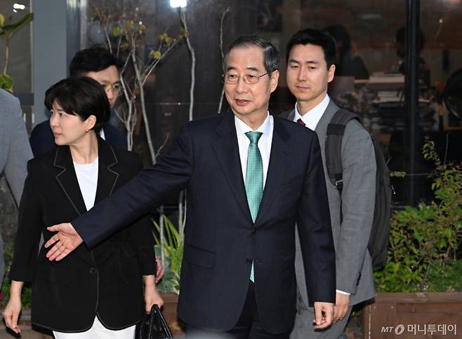 한덕수 무소속 대선 후보가 7일 서울 종로구 한 식당에서 김문수 국민의힘 대선 후보와 단일화 관련 회동을 마치고 이동하고 있다. (공동취재) 2025.05.07. /사진=