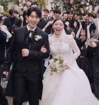 가수 에일리 측이 악성 게시글을 고소하겠다고 밝혔다. 사진은 지난달 20일 에일리 최시훈 결혼식 모습. /사진=에일리 인스타그램