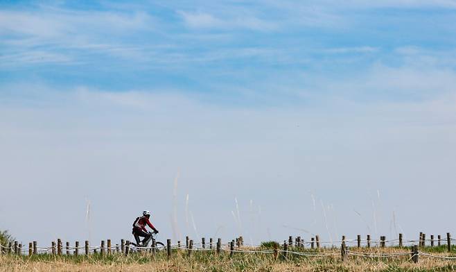 연휴가 끝난 7일은 전국이 대체로 맑지만 최대 15도의 일교차가 예상된다. 사진은 서울 마포구 하늘공원을 찾은 시민들 모습. /사진=뉴시스
