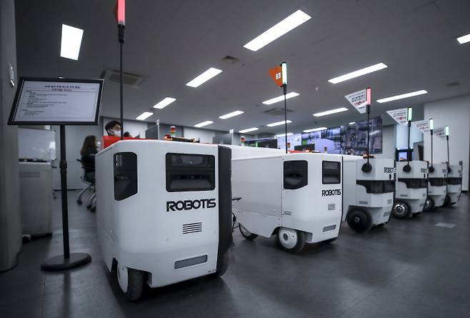 로봇솔루션 전문기업 '로보티즈'가 매출 불균형에 따른 적자 해소를 위해 실적이 부진한 자율주행사업 부분을 물적분할 형태로 떼어낸다. 사진은 로보티즈의 자율주행로봇 개미. /사진=뉴시스