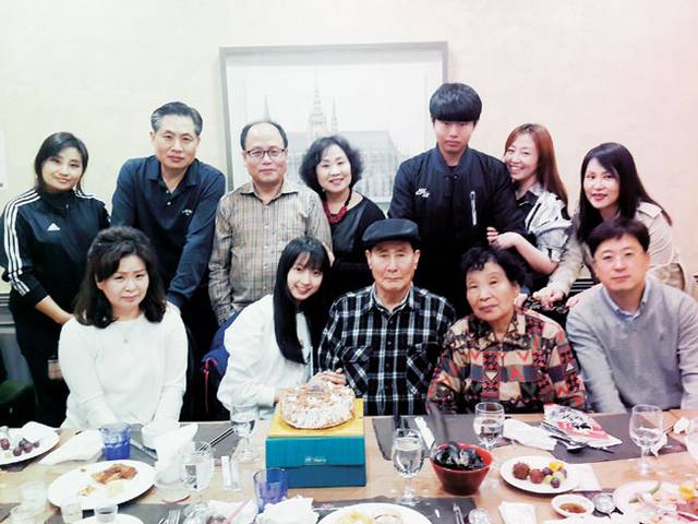 2019년 2월에 아버지(앞줄 가운데), 어머니(아버지 오른쪽)를 모시고 어머니 생신에 찍은 가족사진. 뒷줄 맨 오른쪽이 필자.