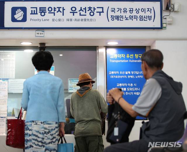 국가보훈부는 ‘보훈보상대상자 지원에 관한 법률’(보훈보상자법)이 18일부터 시행되면서 ‘보훈보상대상자’와 ‘지원대상자’도 지하철·KTX 등을 이용할 때 무료 또는 운임 할인 혜택을 받고 그 외 양로·양육 등 경제적 지원이 확대한다고 전했다. 사진은 2023년 7월 18일 서울역 모습. 뉴시스 제공