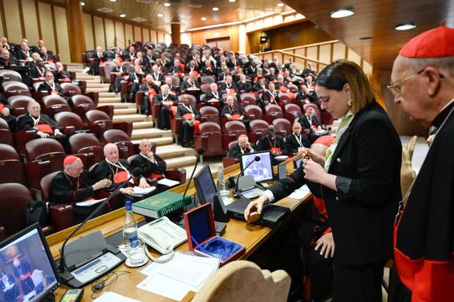 새 교황을 선출하는 콘클라베를 하루 앞둔 6일 교황청 대리인이 프란치스코 교황의 ‘어부의 반지’를 무효화하고 있다. EPA 바티칸미디어 연합뉴스