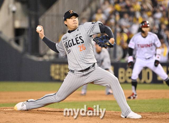 27일 오후 서울 잠실야구장에서 진행된 '2025 프로야구 KBO리그' LG 트윈스와 한화 이글스의 경기. 한화 한승혁이 역투하고 있다./마이데일리