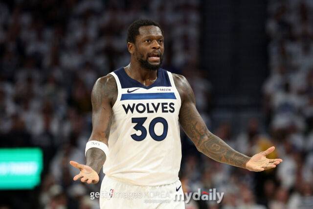 랜들이 경기가 풀리지 않자 답답하다는 제스처를 취하고 있다. /게티이미지코리아