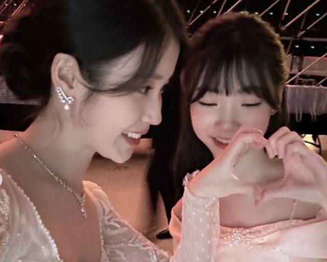 아이유가 '폭싹 속았수다' 아역 배우와 함께 포즈를 취하고 있다. / 아이유 소셜미디어 캡처