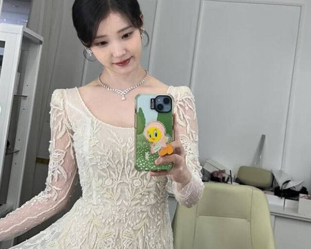 아이유가 신난 포즈를 취하고 있다. / 아이유 소셜미디어 캡처