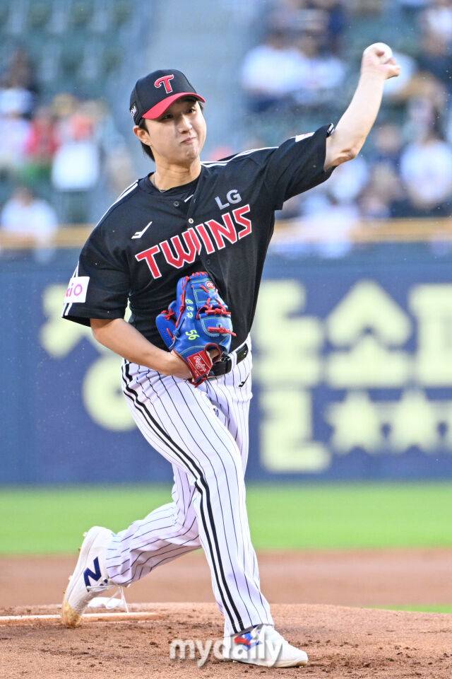 7일 서울 잠실야구장에서 열린 '2025 신한 SOL BANK KBO리그' LG 트윈스와 두산 베어스 경기.LG 최채흥이 선발투수로 힘차게 투구하고 있다./잠실=한혁승 기자