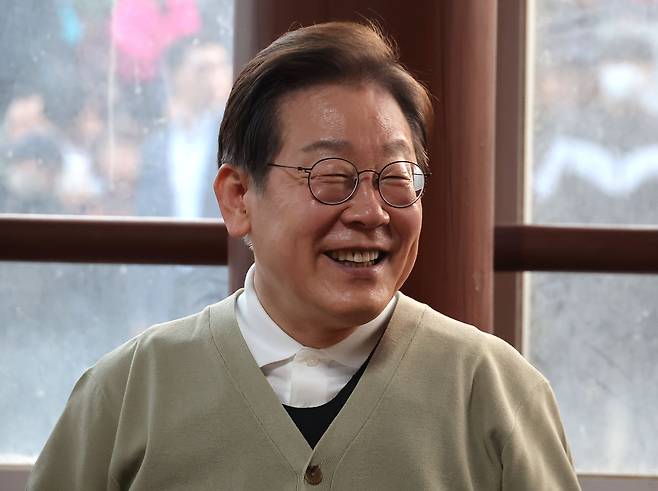 이재명 더불어민주당 대선 후보가 ‘골목골목 경청투어:국토종주편’에 나선 6일 전북 장수군 오옥마을을 찾아 국내 최연소 이장인 정민수 이장을 비롯한 주민들과 간담회를 하고 있다. [연합]