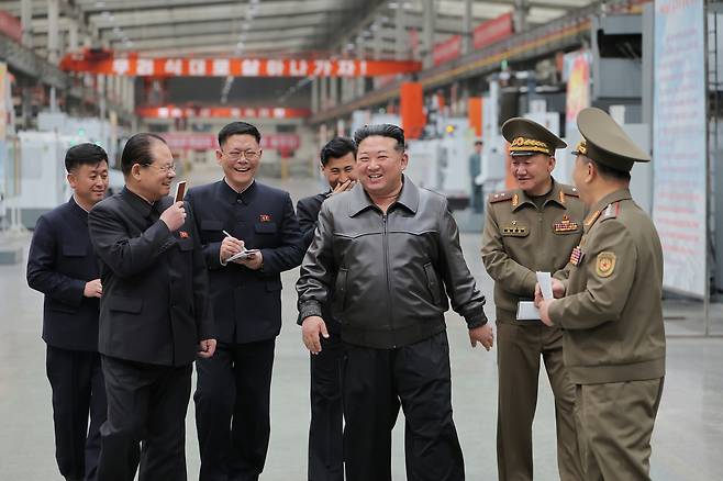 북한 노동당 기관지 노동신문은 김정은 국무위원장이 제2경제위원회 산하 포탄종합생산기업소와 기계제작종합기업소를 현지지도했다며 생산실태와 생산능력 확장, 현대화 정형을 파악했다고 7일 보도했다. [평양 노동신문=뉴스1]