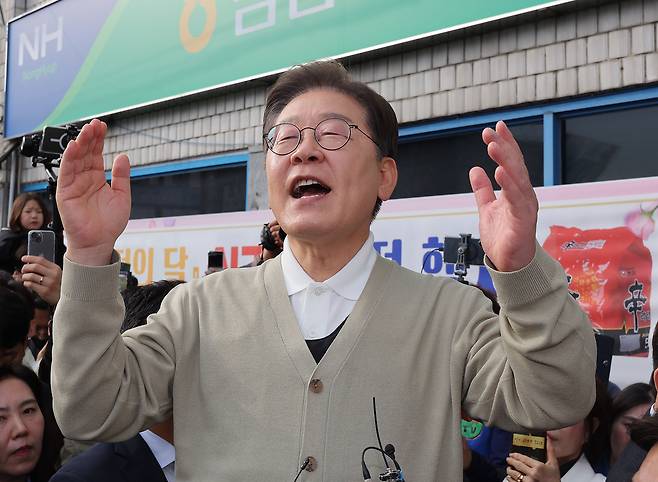 더불어민주당 이재명 대선 후보가 지난 6일 충남 금산군 금산터미널 일대에서 연설하고 있다. [연합]