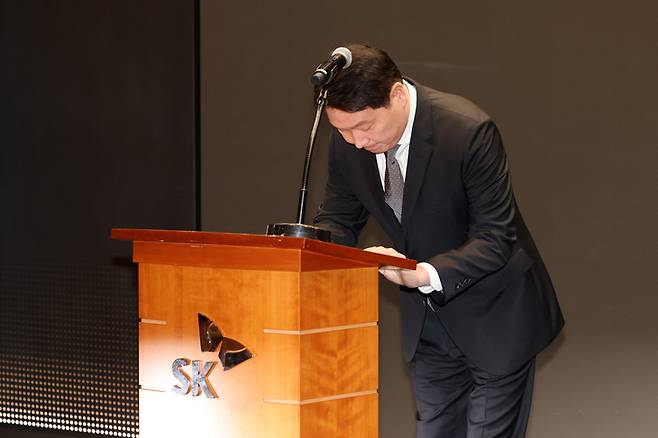 최태원 SK 회장이 7일 서울 중구 소재 SKT타워에서 열린 간담회에서 고개를 숙이고 있다. 임세준 기자