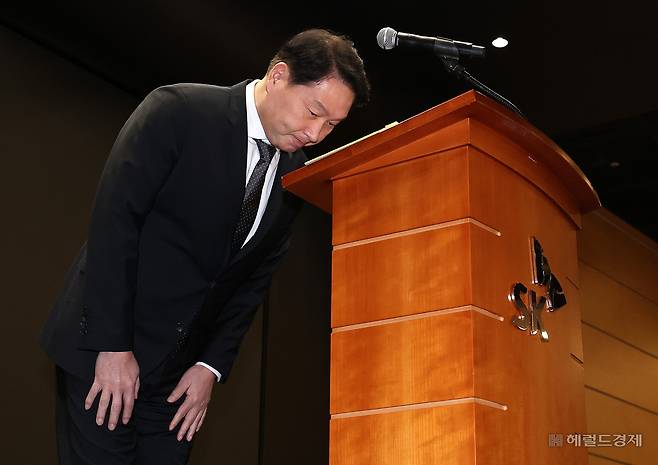 최태원 SK 회장이 7일 오전 서울 중구 SKT타워 SUPEX홀에서 SK텔레콤 해킹 사태 관련 대국민 사과를 하고 있다. 임세준 기자