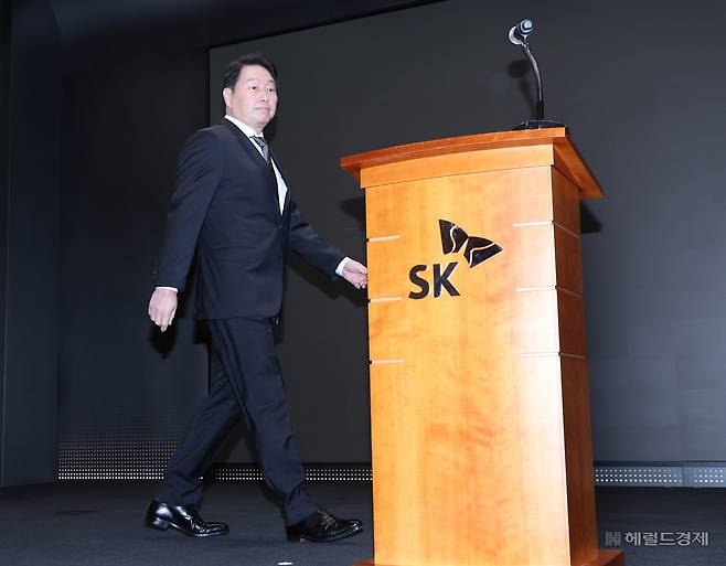 최태원 SK 회장이 7일 오전 서울 중구 SKT타워 SUPEX홀에서 SK텔레콤 해킹 사태 관련 대국민 사과를 하기 위해 회견장에 들어서고 있다. 임세준 기자