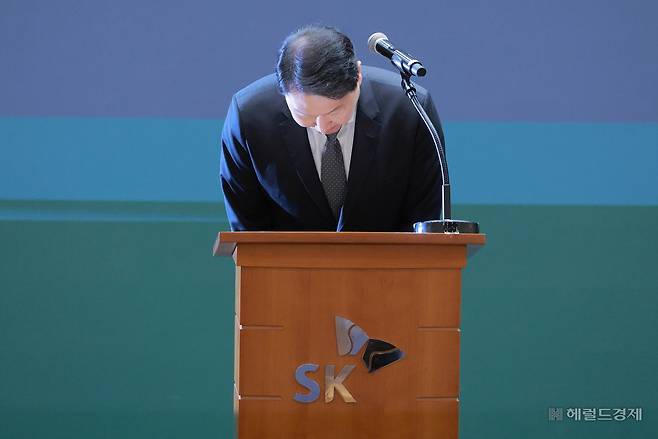 최태원 SK 회장이 7일 오전 서울 중구 SKT타워 SUPEX홀에서 SK텔레콤 해킹 사태 관련 대국민 사과를 하고 있다. 임세준 기자