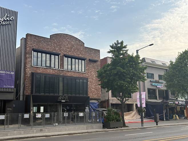 이태원거리 1층 공실 상가의 모습. 대로변 한 상가가 통임대로 나와 있다. [정주원 기자]