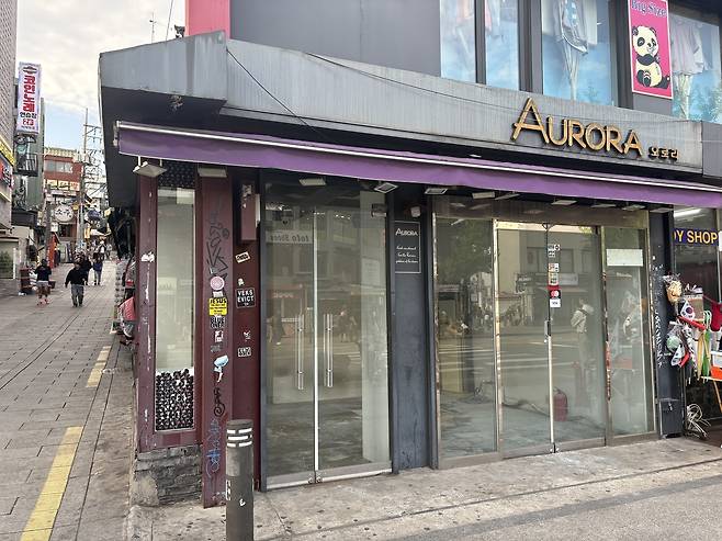 이태원 세계음식문화의거리 초입부 1층 상가가 공실인 모습. [정주원 기자]