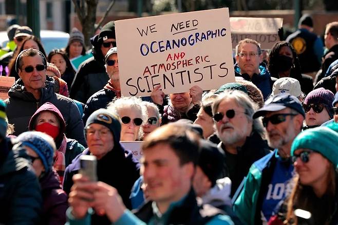미국 메릴랜드주 국립해양대기청(NOAA) 본부 앞에서 수백 명의 시위대가 “우리는 해양·대기 과학자가 필요하다”는 손팻말을 들고 국립해양대기청의 인력 감축에 항의하고 있다.[AFP]